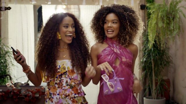Dalila e Suelen, personagens de Por Você, no casamento do último capítulo de Coração Acelerado