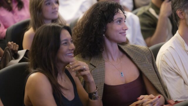Elenco de Lá na Minha Terra se reúne em workshop nos Estúdios Globo