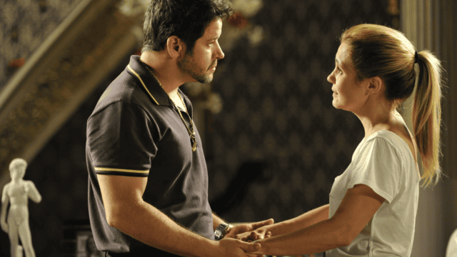 Tufão (Murilo Benício) e Carminha (Adriana Esteves) em Avenida Brasil