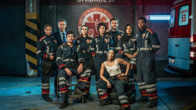 Elenco de Emergência 53 posa ao lado da ambulância da Unidade 53