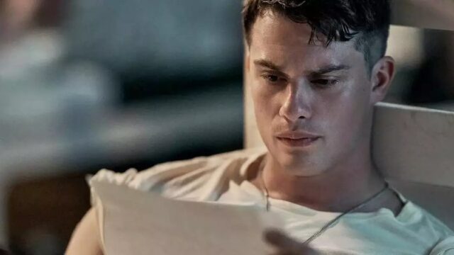 Nicholas Galitzine em cena de The Mosquito Bowl, novo filme da Netflix