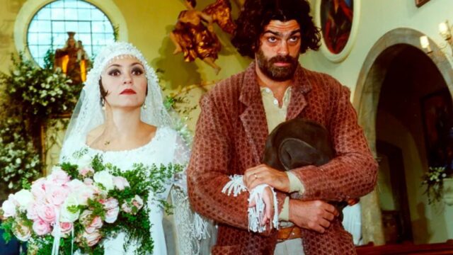 Adriana Esteves e Eduardo Moscovis em O Cravo e a Rosa
