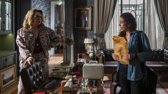 Pilar Isabel Teixeira) se prepara para receber sua manicure, mas é surpreendida ao descobrir que a visitante não é quem esperava. Zeni (Rosanna Viegas) vem pedir dinheiro. Pilar aceita a chantagem
